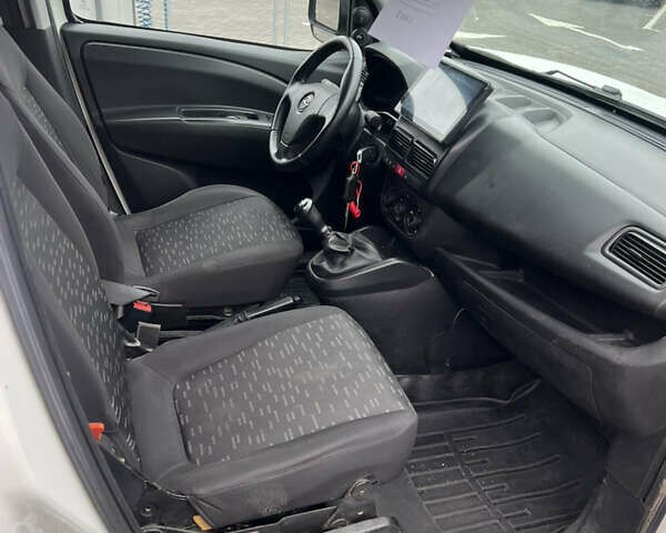 Белый Опель Комбо груз.-пасс., объемом двигателя 1.3 л и пробегом 280 тыс. км за 4800 $, фото 9 на Automoto.ua