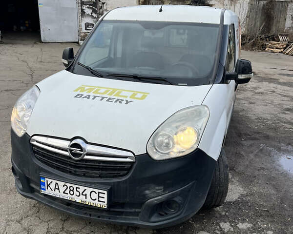 Белый Опель Комбо груз.-пасс., объемом двигателя 1.6 л и пробегом 300 тыс. км за 5600 $, фото 1 на Automoto.ua