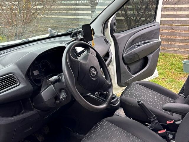 Белый Опель Комбо груз.-пасс., объемом двигателя 1.6 л и пробегом 247 тыс. км за 8000 $, фото 7 на Automoto.ua