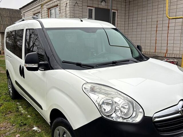 Белый Опель Комбо груз.-пасс., объемом двигателя 1.6 л и пробегом 247 тыс. км за 8000 $, фото 2 на Automoto.ua