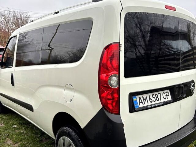 Белый Опель Комбо груз.-пасс., объемом двигателя 1.6 л и пробегом 247 тыс. км за 8000 $, фото 3 на Automoto.ua