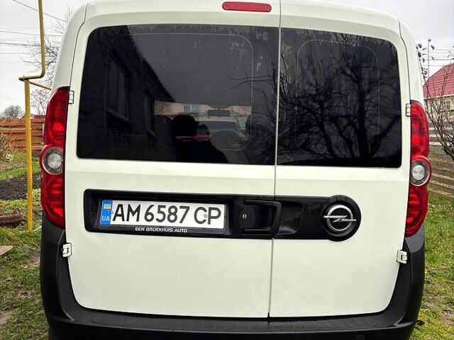 Белый Опель Комбо груз.-пасс., объемом двигателя 1.6 л и пробегом 247 тыс. км за 8000 $, фото 6 на Automoto.ua