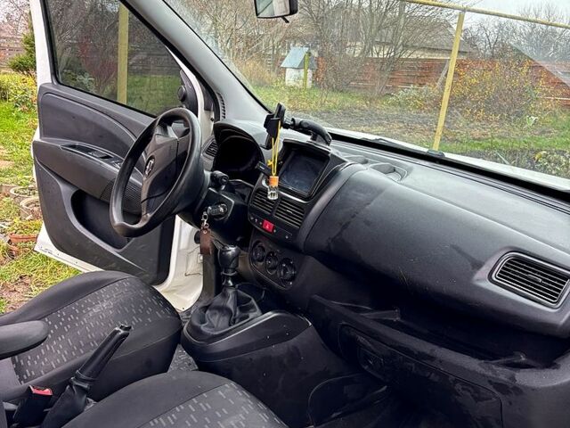 Белый Опель Комбо груз.-пасс., объемом двигателя 1.6 л и пробегом 247 тыс. км за 8000 $, фото 8 на Automoto.ua