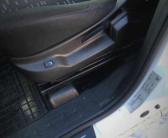 Белый Опель Комбо груз.-пасс., объемом двигателя 1.25 л и пробегом 260 тыс. км за 8900 $, фото 5 на Automoto.ua