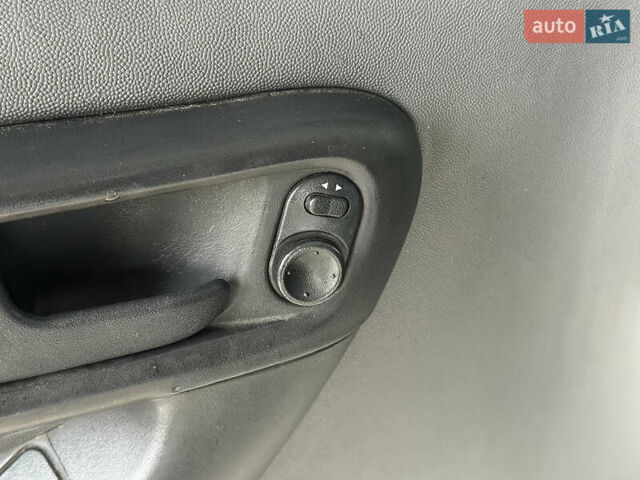 Белый Опель Комбо груз.-пасс., объемом двигателя 1.69 л и пробегом 240 тыс. км за 3200 $, фото 10 на Automoto.ua