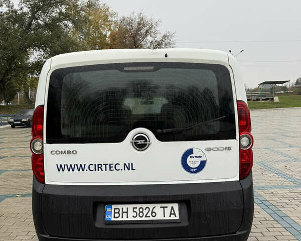 Белый Опель Комбо груз.-пасс., объемом двигателя 1.25 л и пробегом 350 тыс. км за 4500 $, фото 4 на Automoto.ua