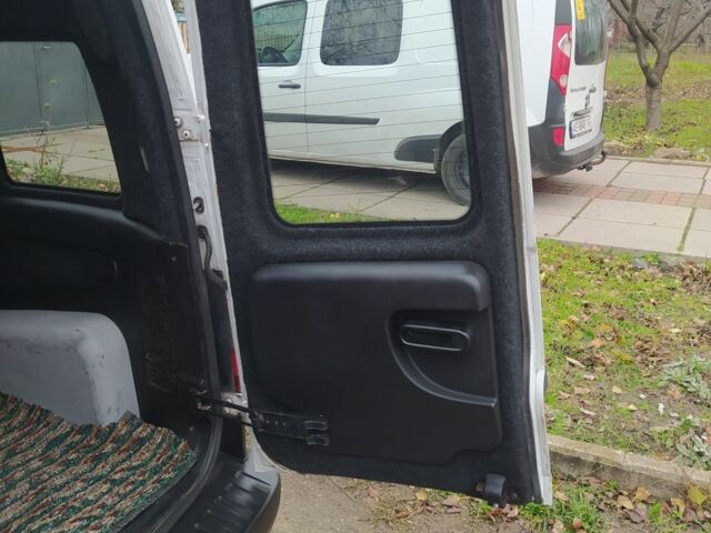 Белый Опель Комбо груз.-пасс., объемом двигателя 1.7 л и пробегом 178 тыс. км за 4300 $, фото 5 на Automoto.ua