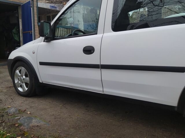 Белый Опель Комбо груз.-пасс., объемом двигателя 1.7 л и пробегом 178 тыс. км за 4300 $, фото 2 на Automoto.ua
