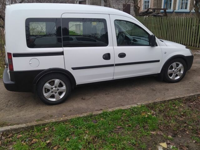 Белый Опель Комбо груз.-пасс., объемом двигателя 1.7 л и пробегом 178 тыс. км за 4300 $, фото 1 на Automoto.ua