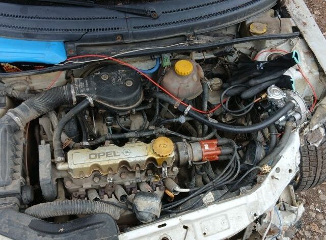 Белый Опель Комбо груз.-пасс., объемом двигателя 1.4 л и пробегом 285 тыс. км за 500 $, фото 4 на Automoto.ua