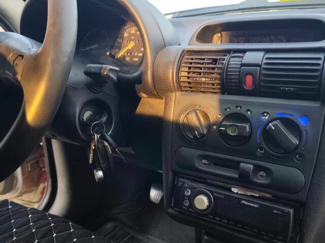 Белый Опель Комбо груз.-пасс., объемом двигателя 1.4 л и пробегом 60 тыс. км за 2000 $, фото 9 на Automoto.ua