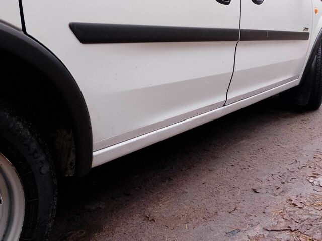 Белый Опель Комбо груз.-пасс., объемом двигателя 1.7 л и пробегом 284 тыс. км за 3900 $, фото 11 на Automoto.ua