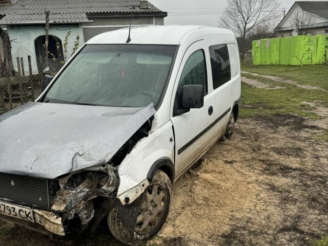 Белый Опель Комбо груз.-пасс., объемом двигателя 1.7 л и пробегом 300 тыс. км за 1800 $, фото 4 на Automoto.ua