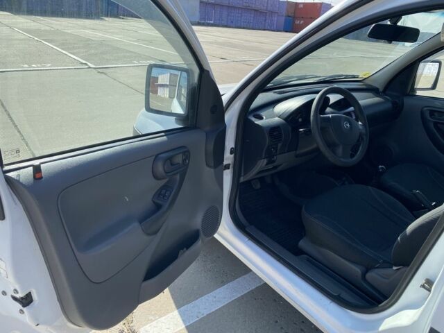 Белый Опель Комбо груз.-пасс., объемом двигателя 1.7 л и пробегом 442 тыс. км за 3500 $, фото 8 на Automoto.ua