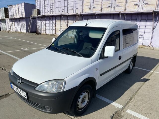 Белый Опель Комбо груз.-пасс., объемом двигателя 1.7 л и пробегом 442 тыс. км за 3500 $, фото 1 на Automoto.ua