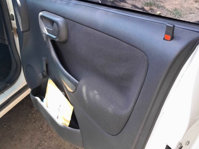 Белый Опель Комбо груз.-пасс., объемом двигателя 1.4 л и пробегом 249 тыс. км за 4500 $, фото 12 на Automoto.ua