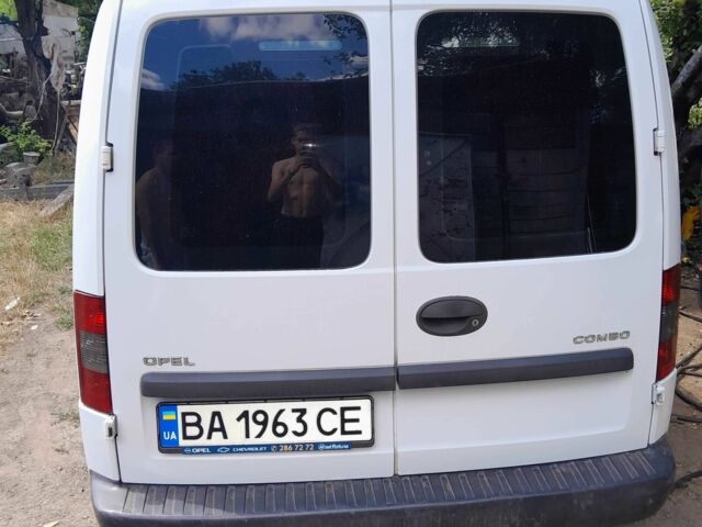 Белый Опель Комбо груз.-пасс., объемом двигателя 1.4 л и пробегом 249 тыс. км за 4500 $, фото 16 на Automoto.ua