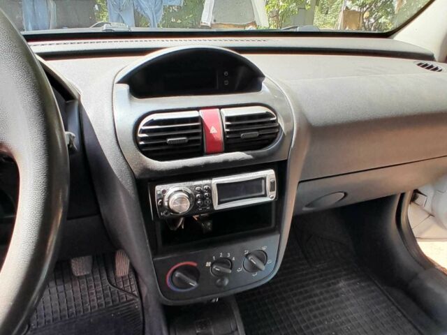 Белый Опель Комбо груз.-пасс., объемом двигателя 1.4 л и пробегом 249 тыс. км за 4500 $, фото 2 на Automoto.ua