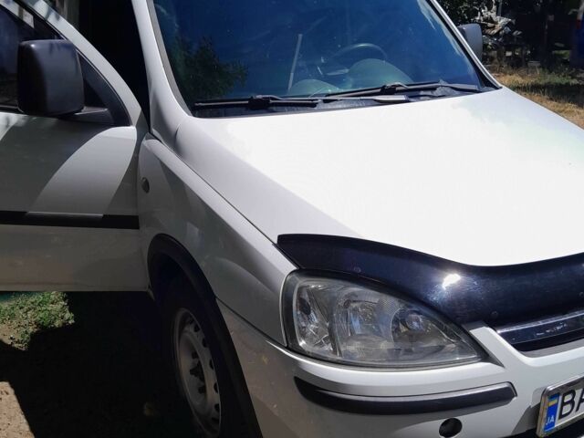 Белый Опель Комбо груз.-пасс., объемом двигателя 1.4 л и пробегом 249 тыс. км за 4500 $, фото 5 на Automoto.ua