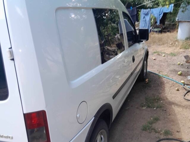 Белый Опель Комбо груз.-пасс., объемом двигателя 1.4 л и пробегом 249 тыс. км за 4500 $, фото 15 на Automoto.ua