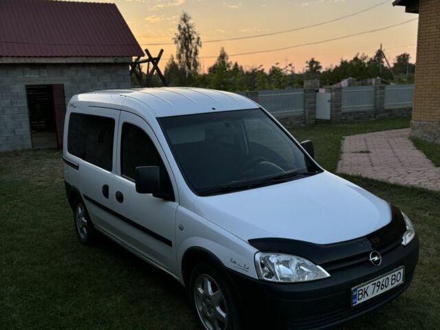 Белый Опель Комбо груз.-пасс., объемом двигателя 1.3 л и пробегом 230 тыс. км за 4100 $, фото 2 на Automoto.ua