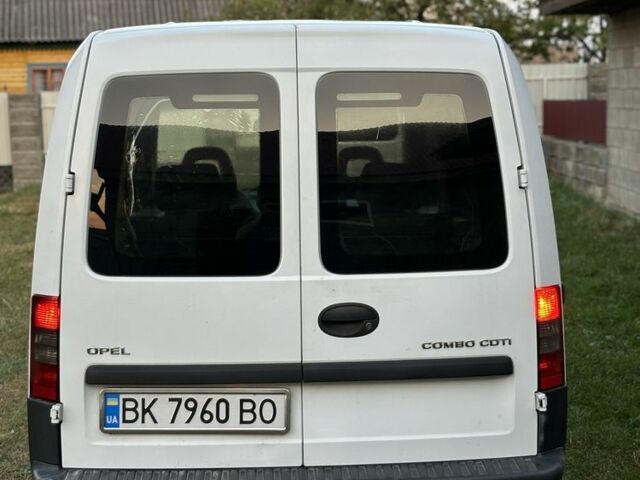 Белый Опель Комбо груз.-пасс., объемом двигателя 1.3 л и пробегом 230 тыс. км за 4100 $, фото 1 на Automoto.ua