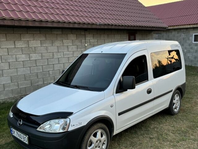 Белый Опель Комбо груз.-пасс., объемом двигателя 1.3 л и пробегом 230 тыс. км за 4100 $, фото 3 на Automoto.ua