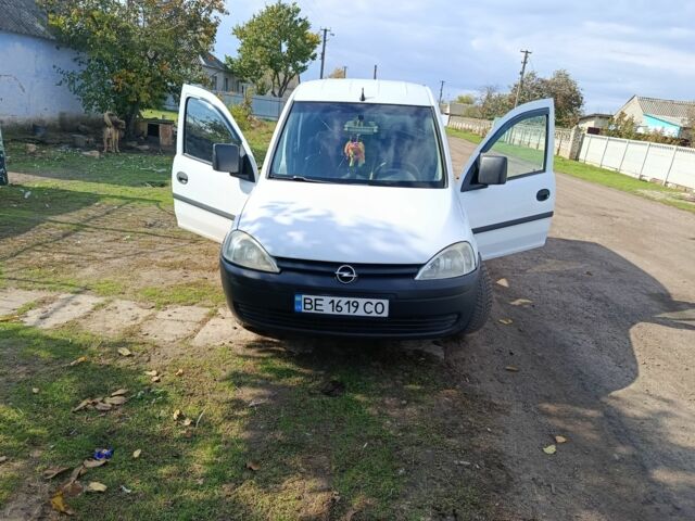 Белый Опель Комбо груз.-пасс., объемом двигателя 2 л и пробегом 260 тыс. км за 5000 $, фото 3 на Automoto.ua