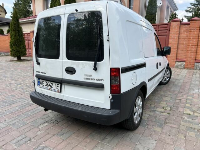 Белый Опель Комбо груз.-пасс., объемом двигателя 1.2 л и пробегом 180 тыс. км за 3800 $, фото 5 на Automoto.ua