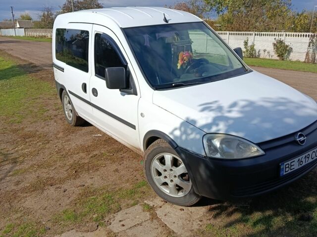 Белый Опель Комбо груз.-пасс., объемом двигателя 2 л и пробегом 260 тыс. км за 5000 $, фото 8 на Automoto.ua