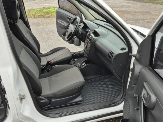 Белый Опель Комбо груз.-пасс., объемом двигателя 1.7 л и пробегом 232 тыс. км за 3750 $, фото 9 на Automoto.ua