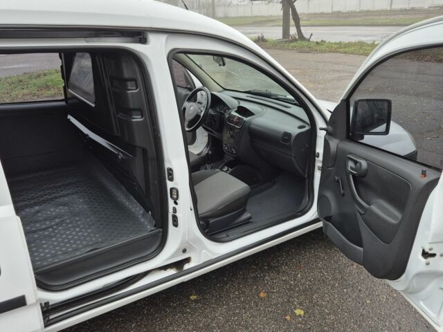 Белый Опель Комбо груз.-пасс., объемом двигателя 1.7 л и пробегом 232 тыс. км за 3750 $, фото 11 на Automoto.ua