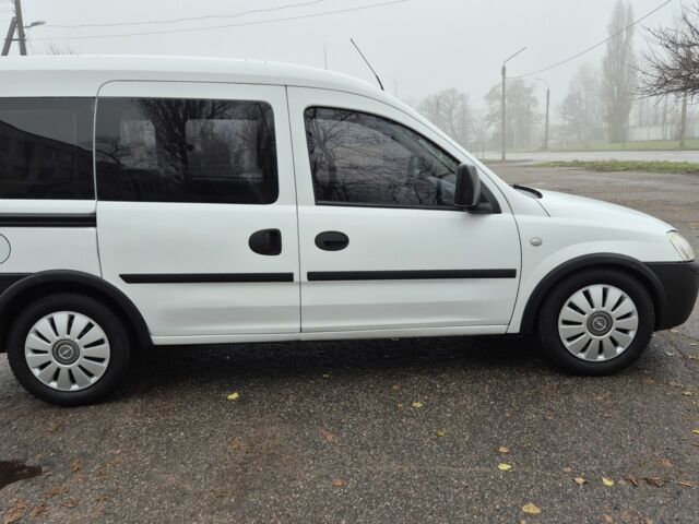 Белый Опель Комбо груз.-пасс., объемом двигателя 1.7 л и пробегом 232 тыс. км за 3750 $, фото 3 на Automoto.ua