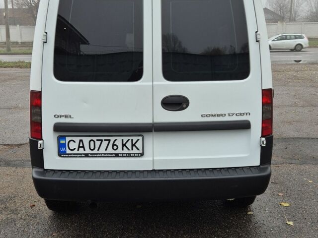 Белый Опель Комбо груз.-пасс., объемом двигателя 1.7 л и пробегом 232 тыс. км за 3750 $, фото 5 на Automoto.ua
