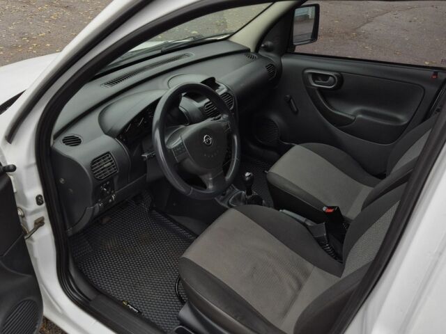 Белый Опель Комбо груз.-пасс., объемом двигателя 1.7 л и пробегом 232 тыс. км за 3750 $, фото 8 на Automoto.ua