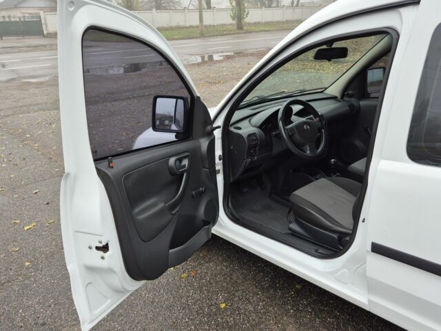 Белый Опель Комбо груз.-пасс., объемом двигателя 1.7 л и пробегом 232 тыс. км за 3750 $, фото 6 на Automoto.ua