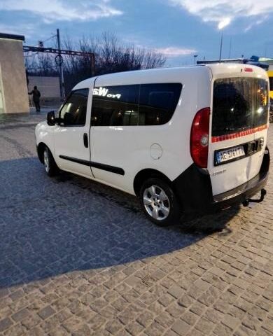 Белый Опель Комбо груз.-пасс., объемом двигателя 1.2 л и пробегом 260 тыс. км за 5000 $, фото 3 на Automoto.ua