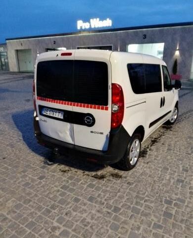 Белый Опель Комбо груз.-пасс., объемом двигателя 1.2 л и пробегом 260 тыс. км за 5000 $, фото 2 на Automoto.ua