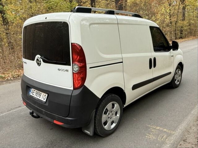 Белый Опель Комбо груз.-пасс., объемом двигателя 1.2 л и пробегом 186 тыс. км за 9999 $, фото 3 на Automoto.ua