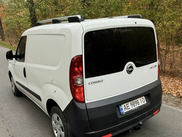 Белый Опель Комбо груз.-пасс., объемом двигателя 1.2 л и пробегом 186 тыс. км за 9999 $, фото 1 на Automoto.ua