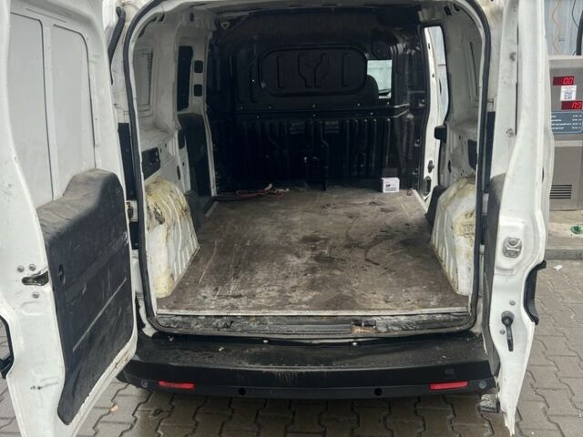 Белый Опель Комбо груз.-пасс., объемом двигателя 1.6 л и пробегом 250 тыс. км за 4500 $, фото 7 на Automoto.ua