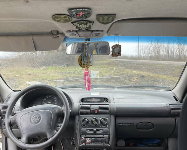 Белый Опель Комбо груз.-пасс., объемом двигателя 1.4 л и пробегом 383 тыс. км за 1300 $, фото 13 на Automoto.ua