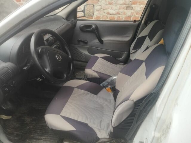 Белый Опель Комбо груз.-пасс., объемом двигателя 1.4 л и пробегом 300 тыс. км за 750 $, фото 4 на Automoto.ua