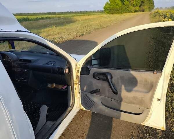 Белый Опель Комбо груз.-пасс., объемом двигателя 1.4 л и пробегом 60 тыс. км за 2500 $, фото 2 на Automoto.ua