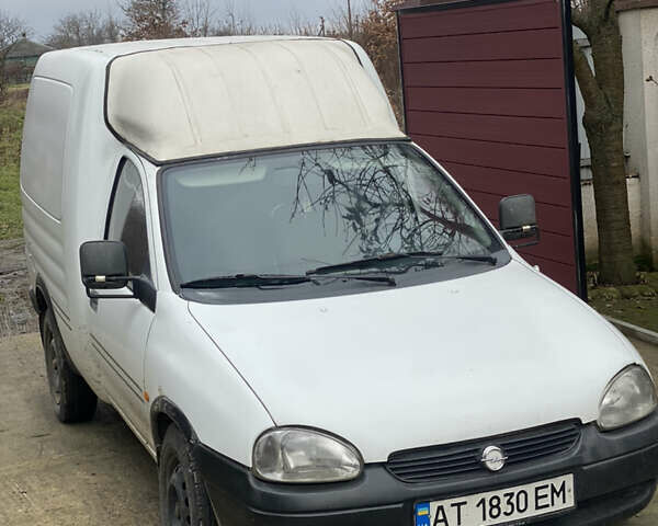 Белый Опель Комбо груз.-пасс., объемом двигателя 1.7 л и пробегом 326 тыс. км за 1750 $, фото 1 на Automoto.ua