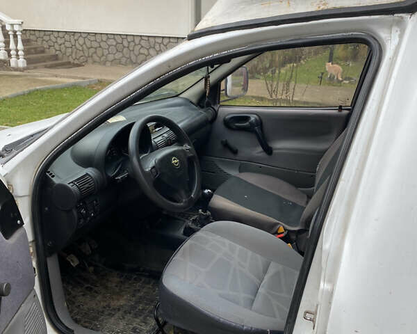 Белый Опель Комбо груз.-пасс., объемом двигателя 1.7 л и пробегом 326 тыс. км за 1750 $, фото 2 на Automoto.ua