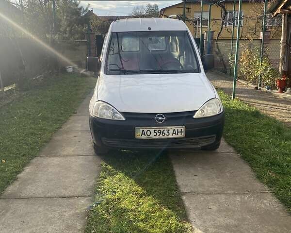 Білий Опель Комбо вант.-пас., об'ємом двигуна 1.69 л та пробігом 250 тис. км за 2900 $, фото 1 на Automoto.ua