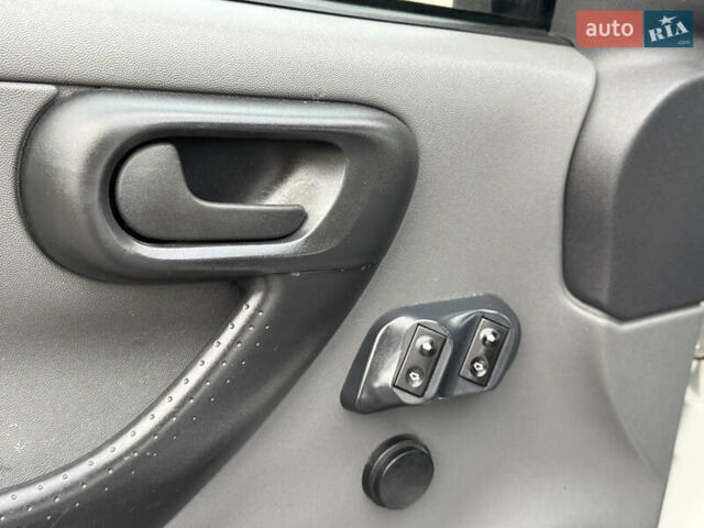 Белый Опель Комбо груз.-пасс., объемом двигателя 1.69 л и пробегом 299 тыс. км за 2999 $, фото 29 на Automoto.ua