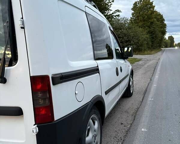 Белый Опель Комбо груз.-пасс., объемом двигателя 1.7 л и пробегом 498 тыс. км за 3400 $, фото 1 на Automoto.ua
