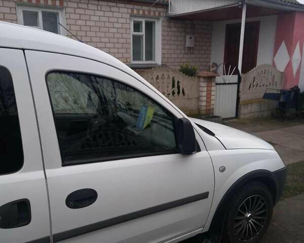 Белый Опель Комбо груз.-пасс., объемом двигателя 1.7 л и пробегом 455 тыс. км за 2500 $, фото 7 на Automoto.ua